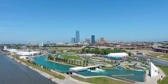 Tor kajakarstwa slalomowego nad rzeką, z zabudową Oklahoma City w tle.