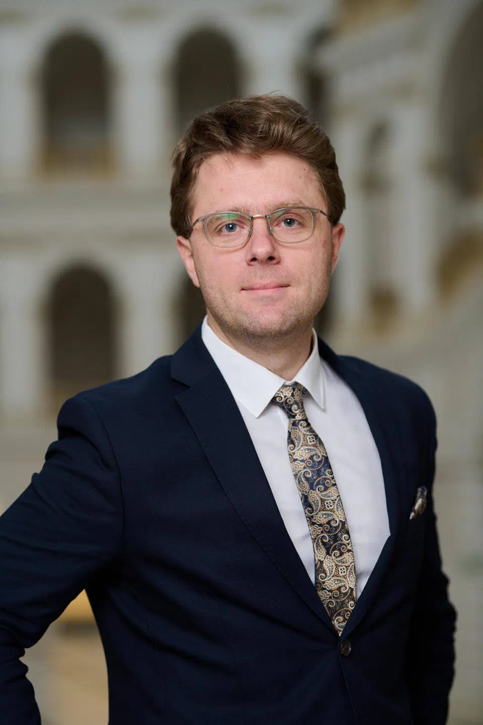 Prof. Marcel Młyńczak na portretowym zdjęciu w garniturze