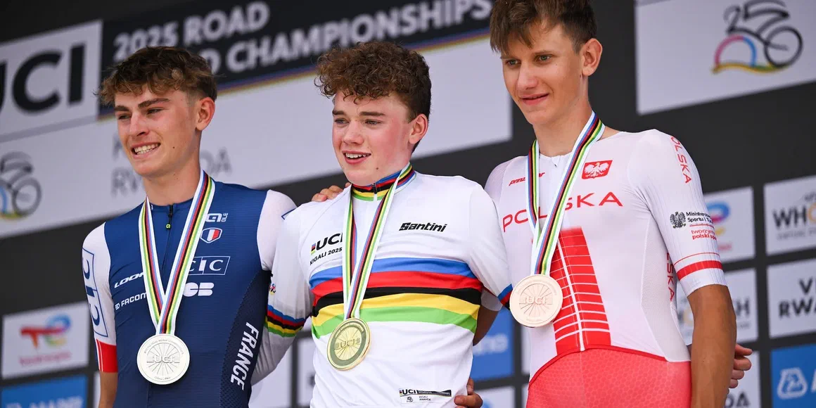 Trzech kolarzy juniorów z medalami na podium