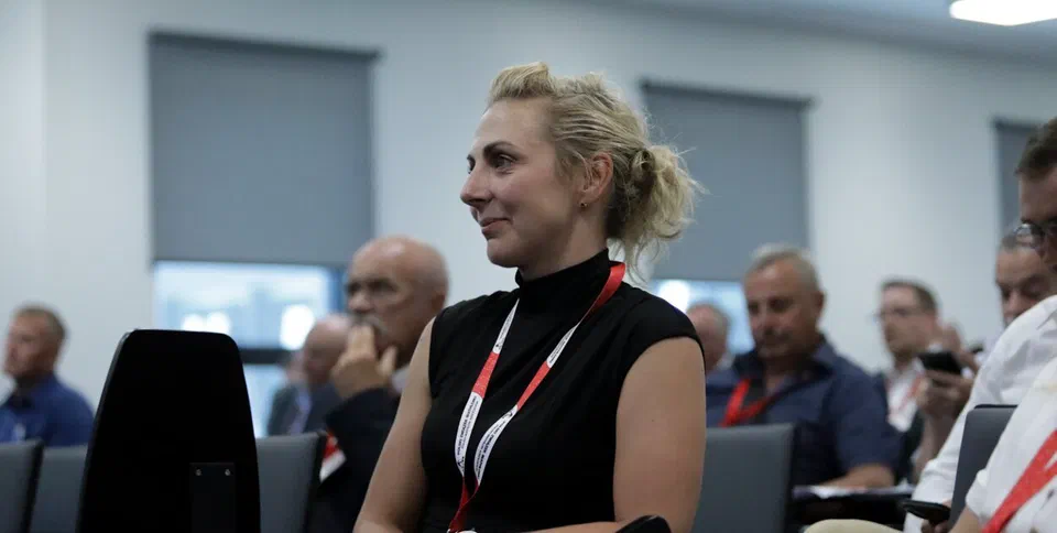 Agnieszka Cyl na spotkaniu w sali konferencyjnej