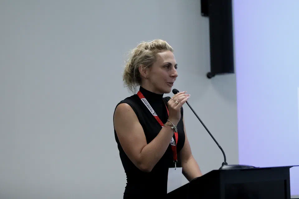 Agnieszka Cyl przemawia przy mikrofonie