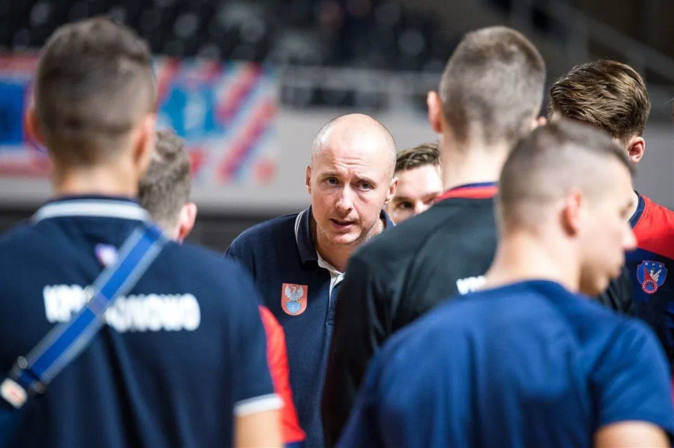 Marcin Smolarczyk rozmawia z zawodnikami drużyny