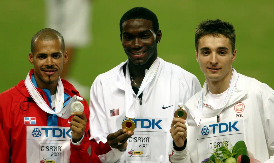 Felix Sanchez, Kerron Clement i Marek Plawgo podczas ceremonii medalowej w biegu na 400 m przez płotki na mistrzostwach świata w Osace (2007)